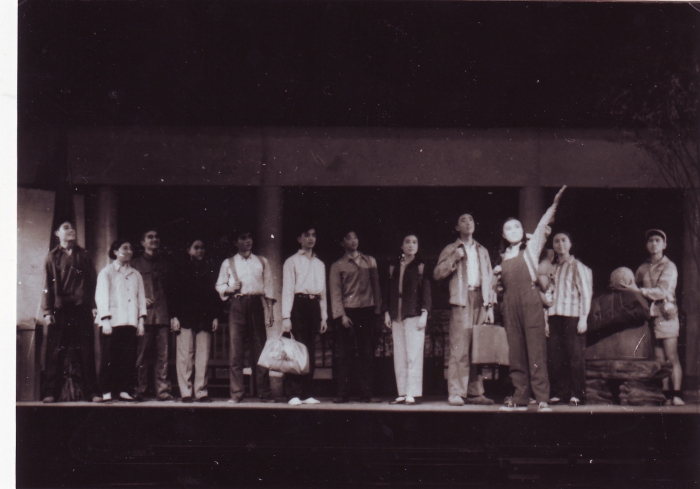 1我校文工团演出话剧《年青的一代》剧照（1963年）
