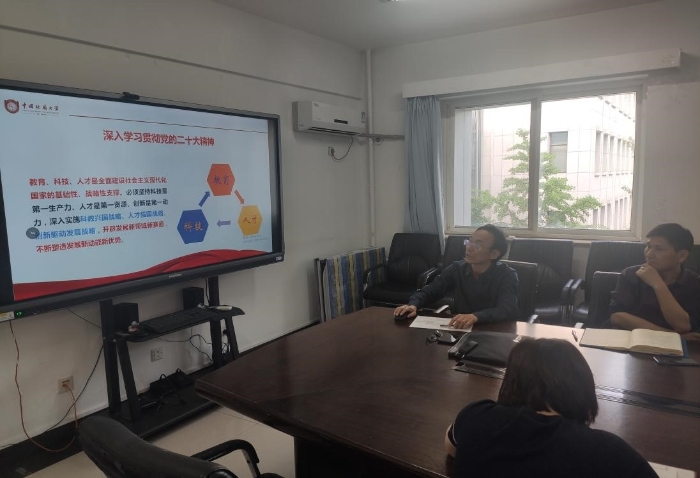 发展规划与学科建设处党支部书记张寿庭为全体党员授课