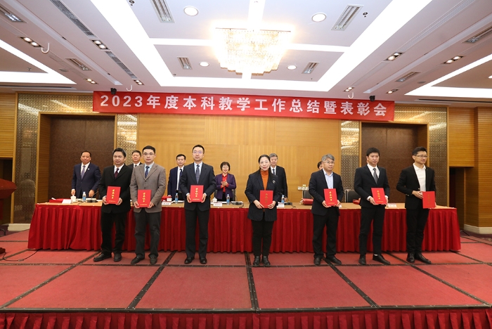 为北京高校优质本科课程、优质本科教案、优质本科教材、优秀本科教学实验室、优秀教学管理人员、优秀教学服务保障人员颁奖