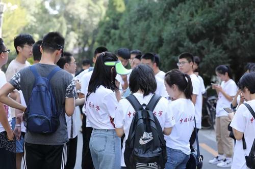 同学们在教五楼前集合 同学们在教五楼前集合