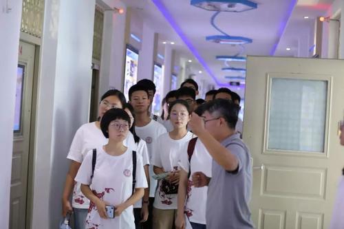 郑志远老师为同学们讲解 郑志远老师为同学们讲解
