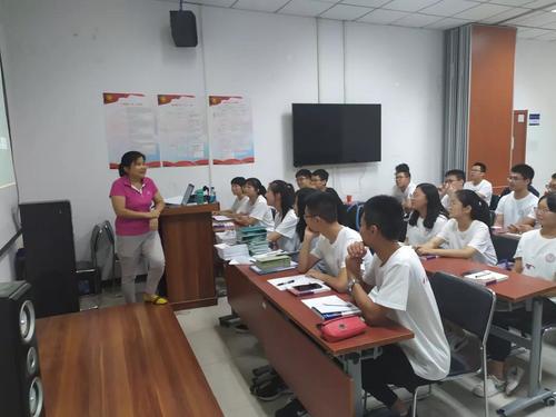 王海英老师向同学们介绍数学专业 王海英老师向同学们介绍数学专业
