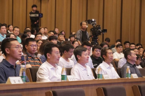 认真观看表演