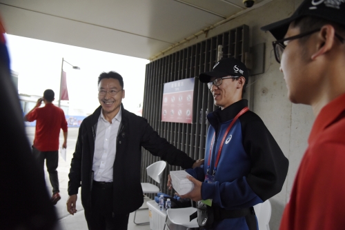 姜书记发放慰问品