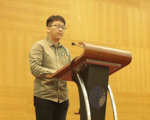 学生代表岳幸君发言