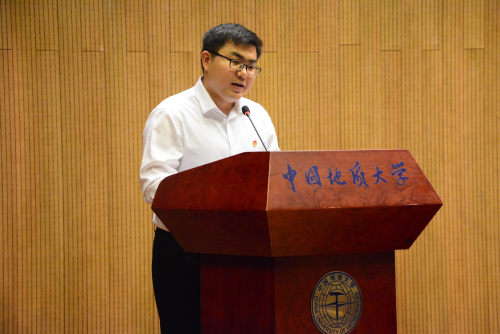 我校实习生代表庞宗发言