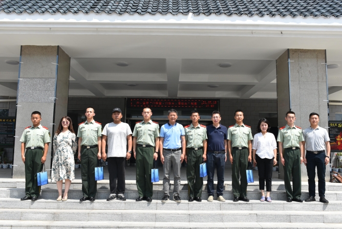与在伍大学生合影