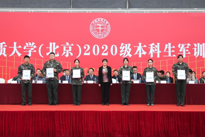 为优秀教导员颁奖