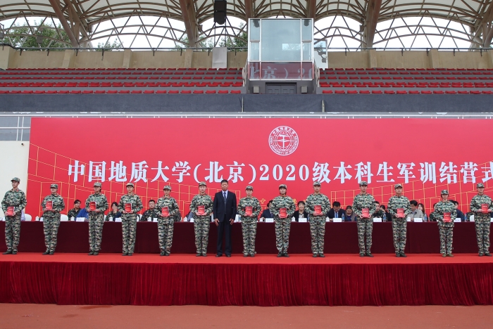 为优秀学员代表颁奖