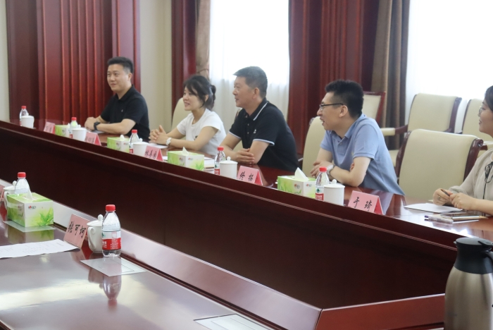 与在伍大学生座谈