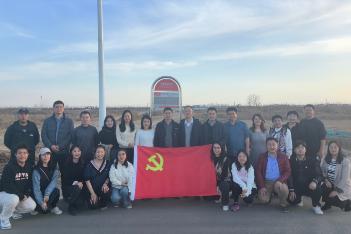 在中国地质大学公交站牌前
